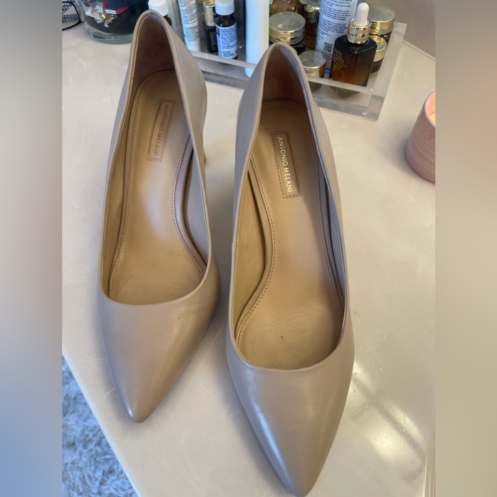 Beautiful neutral Antonio Melani pumps!